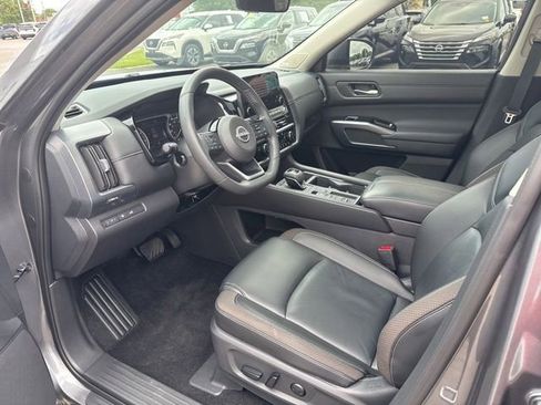 Used 2025 Nissan Pathfinder SL w/ SL Premium Package FWD image 26