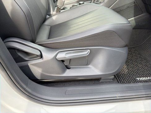 Used 2024 Volkswagen Tiguan SE image 41