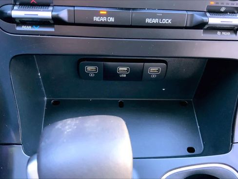 Used 2024 Kia Carnival LX image 29