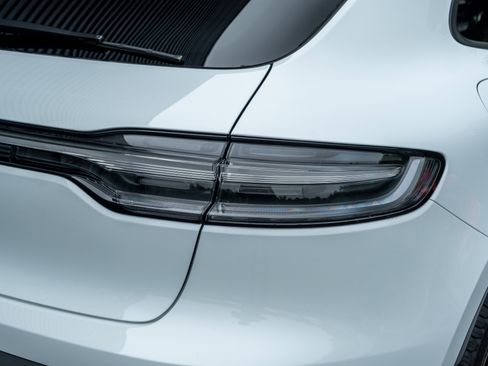 Certified 2025 Porsche Macan image 41