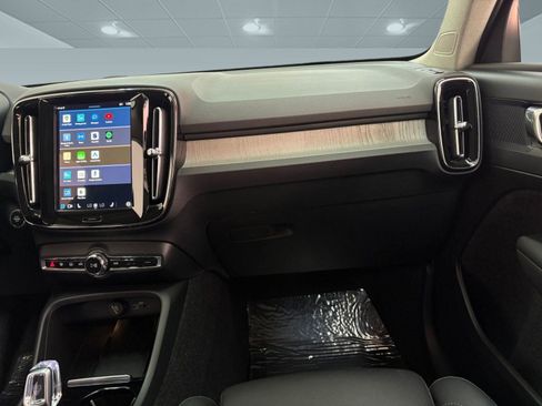 Used 2025 Volvo XC40 B5 Plus image 26