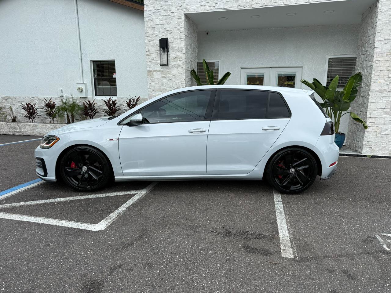 Used 2018 Volkswagen GTI SE FWD image 2