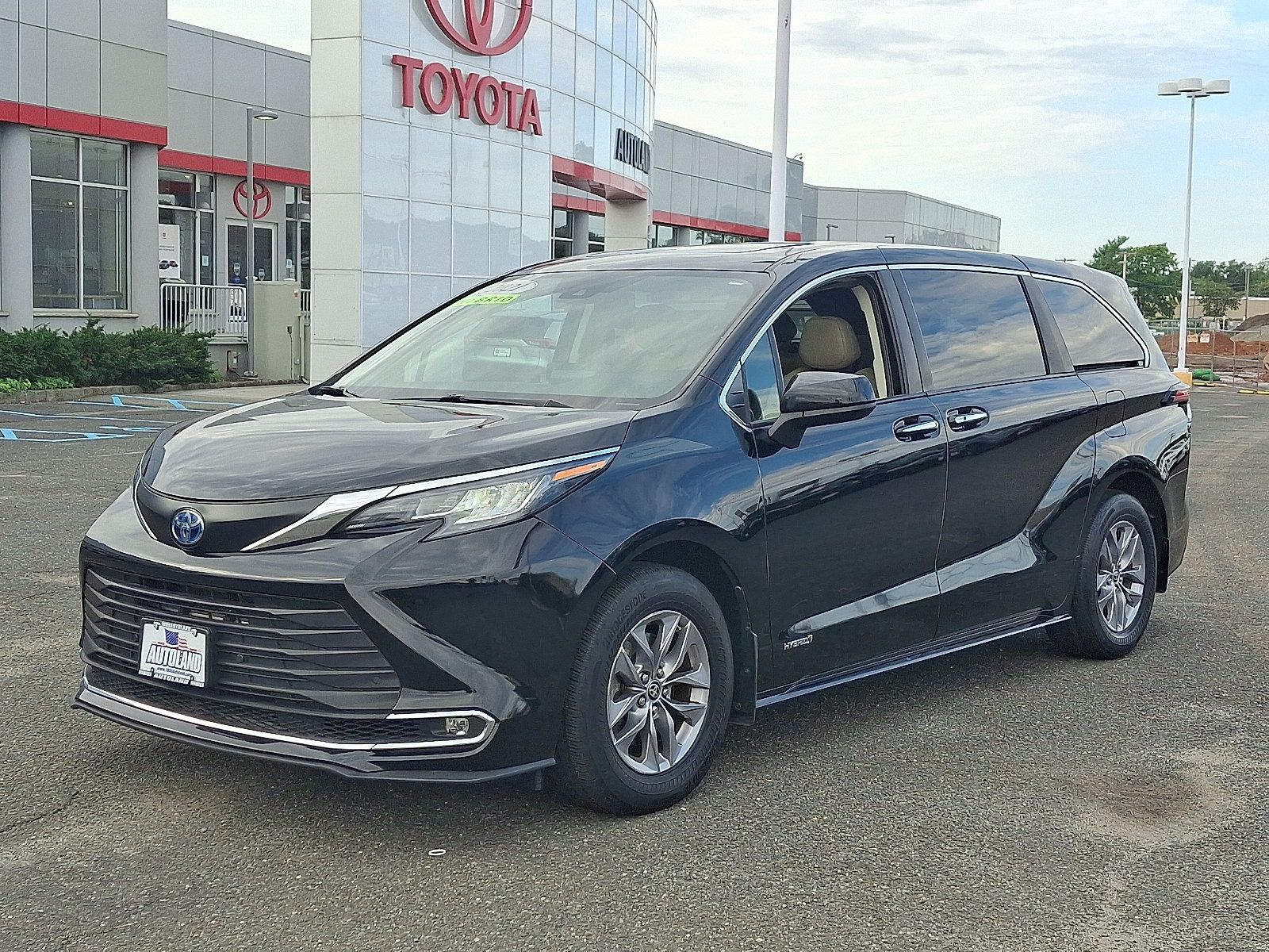 Used 2021 Toyota Sienna XLE AWD/4WD image 3