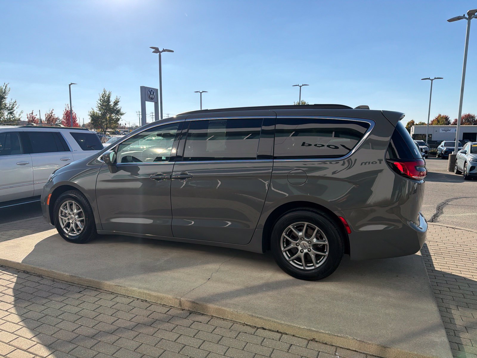 Used 2021 Chrysler Pacifica Touring w/ Cold Weather Group FWD image 36