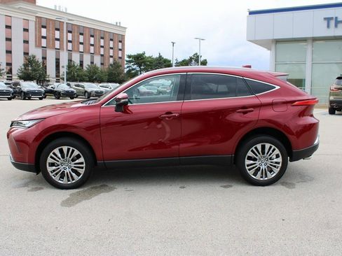 Used 2024 Toyota Venza XLE image 8