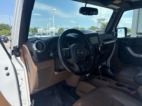 Used 2017 Jeep Wrangler Unlimited Sahara w/ Connectivity Group AWD/4WD image 10