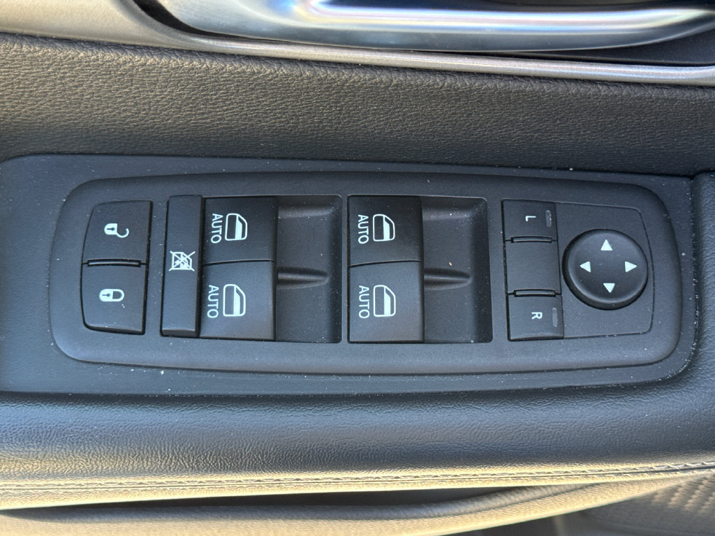 Used 2025 Chrysler Pacifica Select FWD image 14