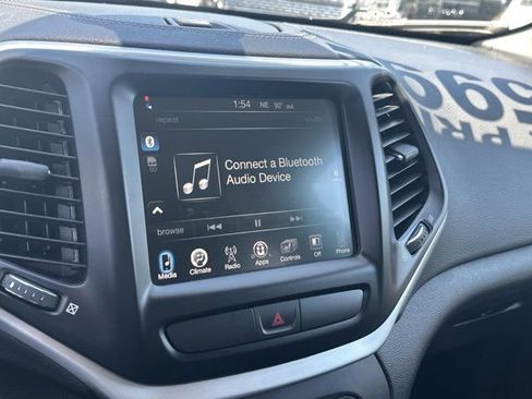 Used 2018 Jeep Cherokee Latitude Plus w/ Cold Weather Group FWD image 32