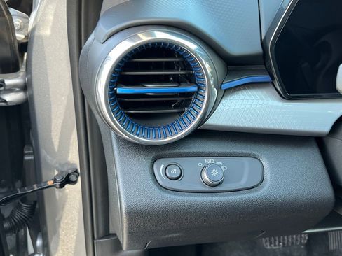 Used 2025 Chevrolet Trax LT w/ LT Convenience Package image 16