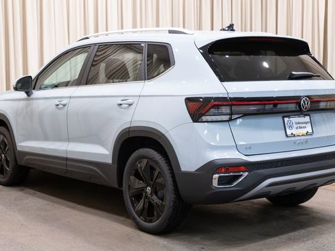New 2026 Volkswagen Taos SE FWD image 5