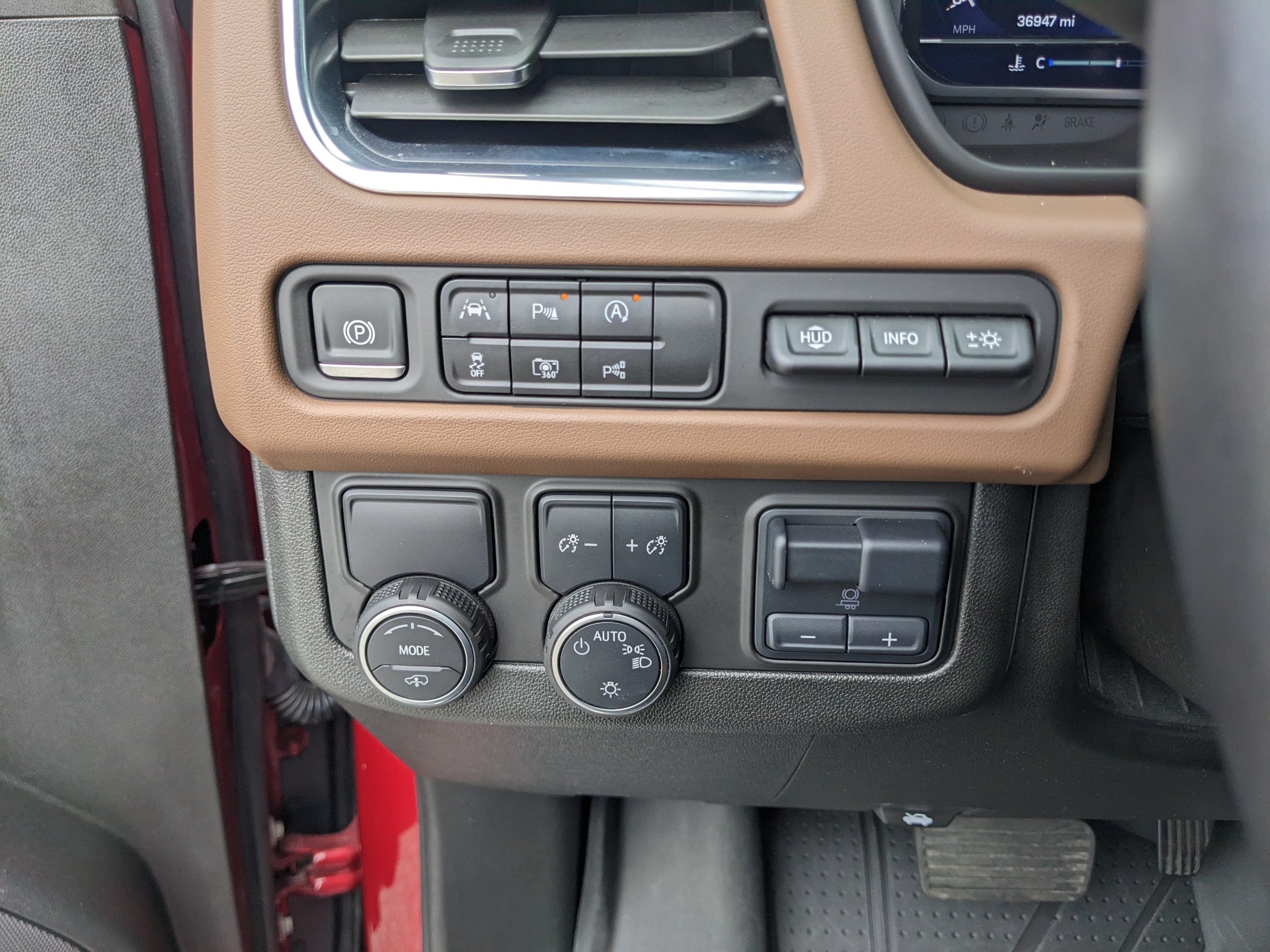 Used 2024 Chevrolet Tahoe High Country w/ Advanced Technology Package RWD image 27