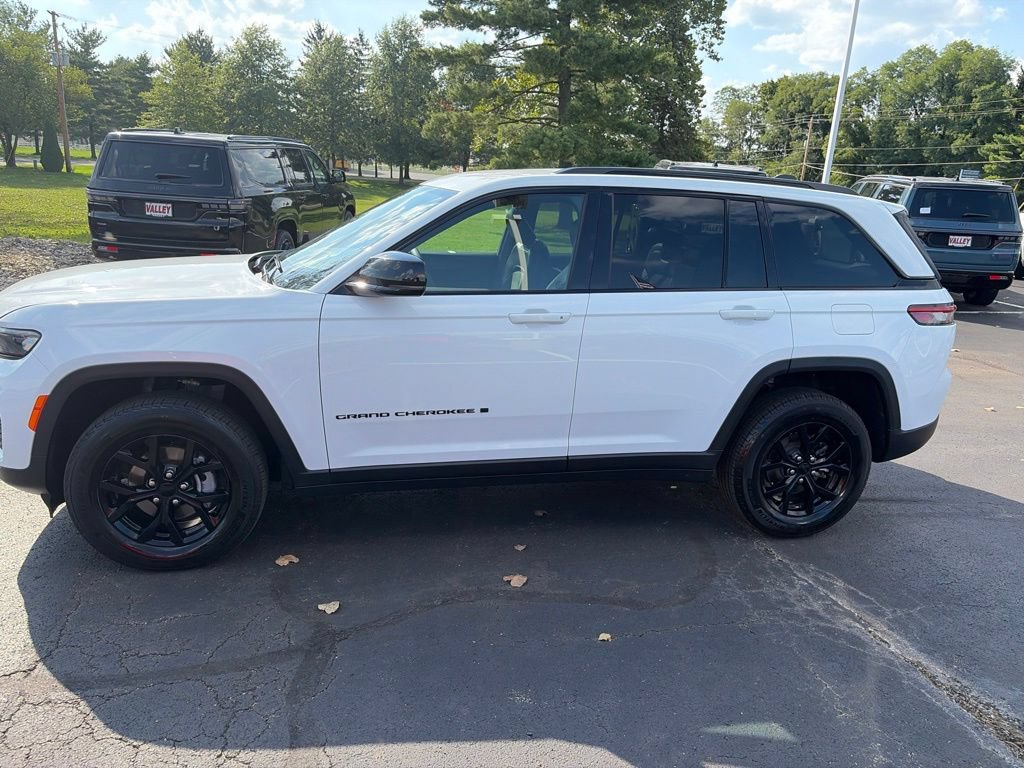 Certified 2025 Jeep Grand Cherokee Altitude AWD/4WD image 11