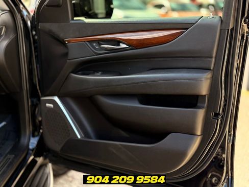 Used 2019 Cadillac Escalade Luxury AWD/4WD image 11