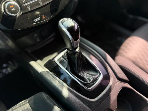 Used 2017 Nissan Rogue S AWD/4WD image 17