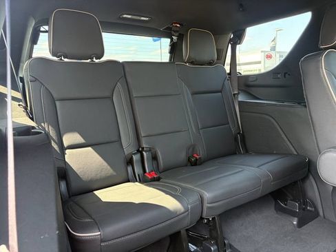 Used 2024 GMC Yukon SLT w/ SLT Premium Package AWD/4WD image 16
