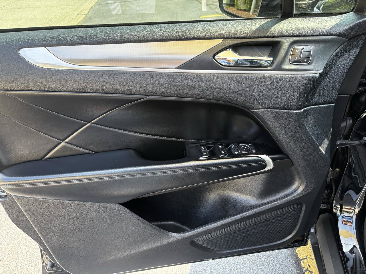Used 2019 Lincoln MKC Reserve w/ MKC Climate Package AWD/4WD image 12