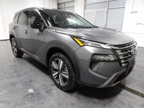 Used 2026 Nissan Rogue SL AWD/4WD image 2