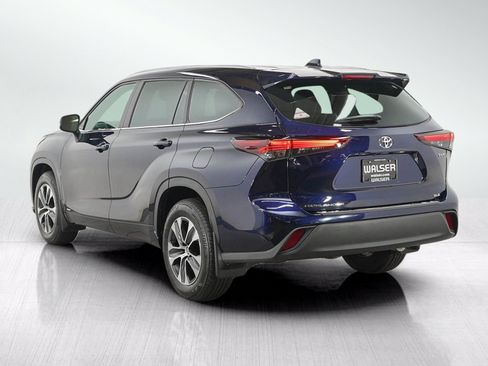 Used 2025 Toyota Highlander XLE AWD/4WD image 3