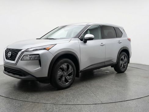 Used 2025 Nissan Rogue SV image 3