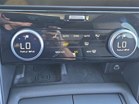 Used 2025 Land Rover Discovery Dynamic SE image 26