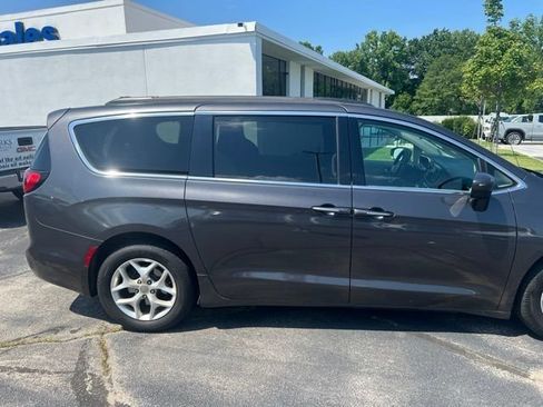 Used 2017 Chrysler Pacifica Touring Plus w/ Tire & Wheel Group FWD image 3