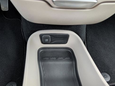 Used 2024 Chrysler Pacifica Touring-L image 34