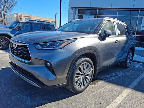 New 2026 Toyota Highlander Platinum image 2