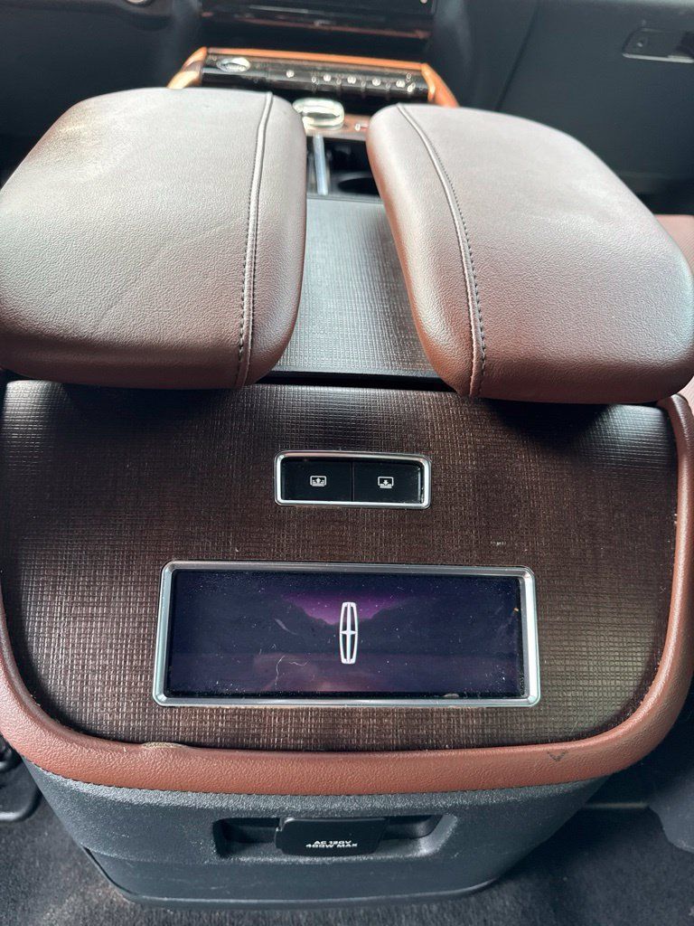 Used 2025 Lincoln Navigator Reserve AWD/4WD image 11
