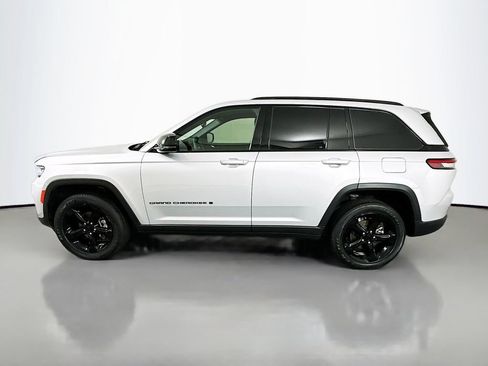 Used 2024 Jeep Grand Cherokee Altitude AWD/4WD image 8