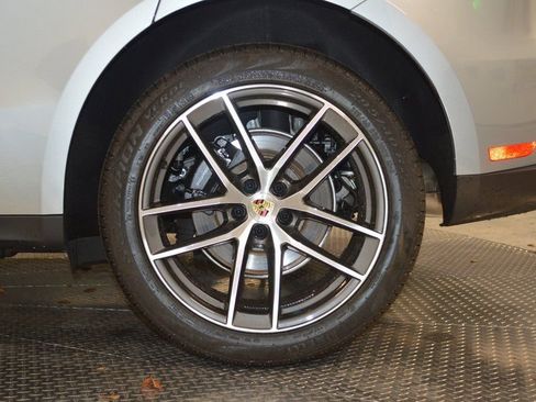 Certified 2025 Porsche Macan AWD/4WD image 14