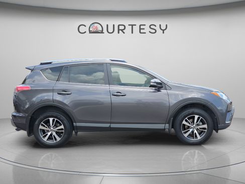 Used 2018 Toyota RAV4 XLE FWD image 6