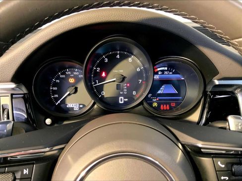 Certified 2023 Porsche Macan image 29