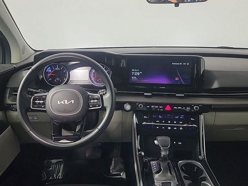 Used 2024 Kia Carnival EX image 22