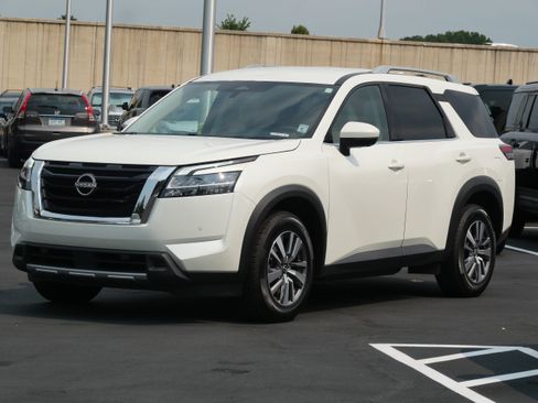 Used 2023 Nissan Pathfinder SL AWD/4WD image 1
