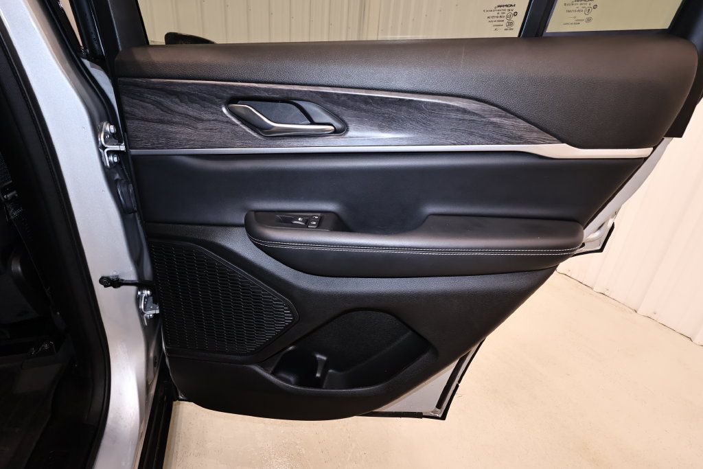 Used 2024 Jeep Grand Cherokee Limited AWD/4WD image 17