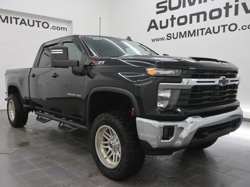 Used 2024 Chevrolet Silverado 2500 LT image 2