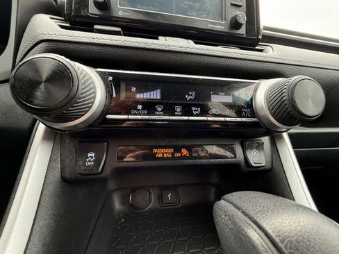 Used 2020 Toyota RAV4 LE AWD/4WD image 20