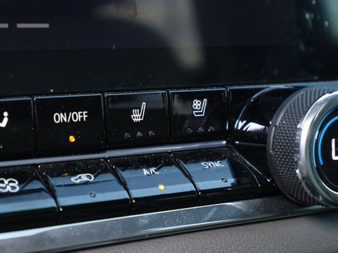 Used 2026 Chevrolet Colorado ZR2 w/ Technology Package AWD/4WD image 5