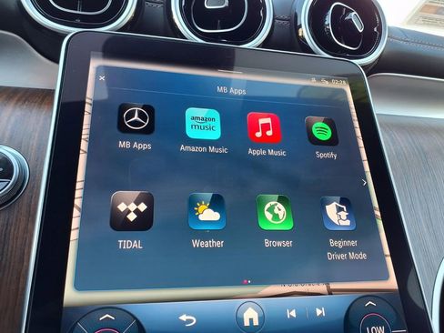 Used 2024 Mercedes-Benz GLC 300 4MATIC image 6