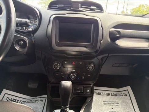 Used 2018 Jeep Renegade Altitude FWD image 24