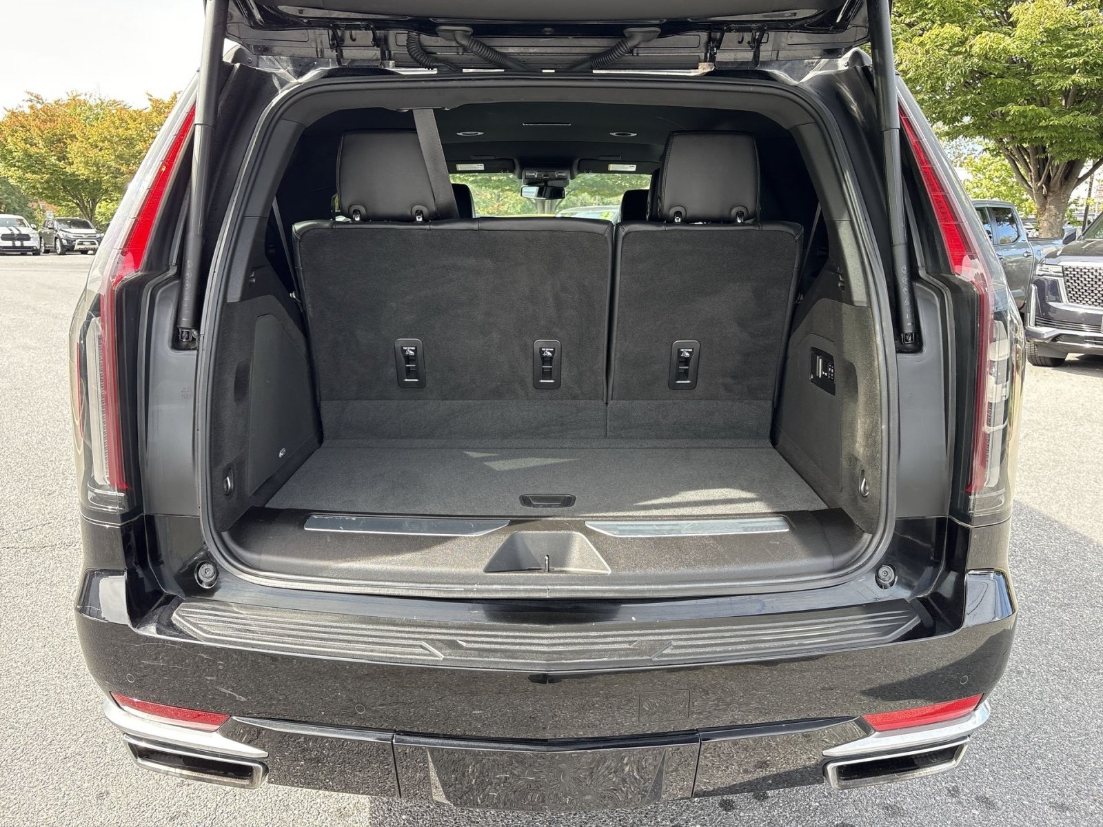 Used 2023 Cadillac Escalade Luxury AWD/4WD image 26