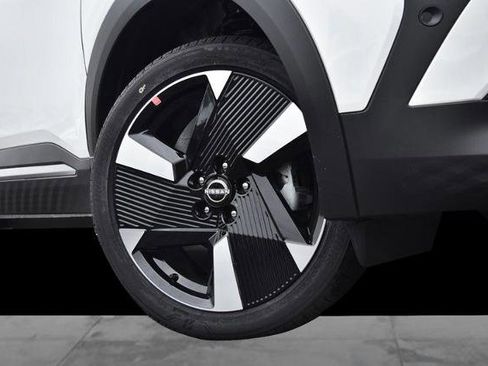 New 2025 Nissan Kicks SR image 3