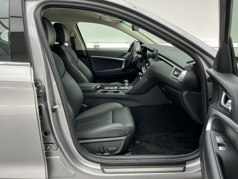 Used 2025 Genesis G70 2.5T image 23