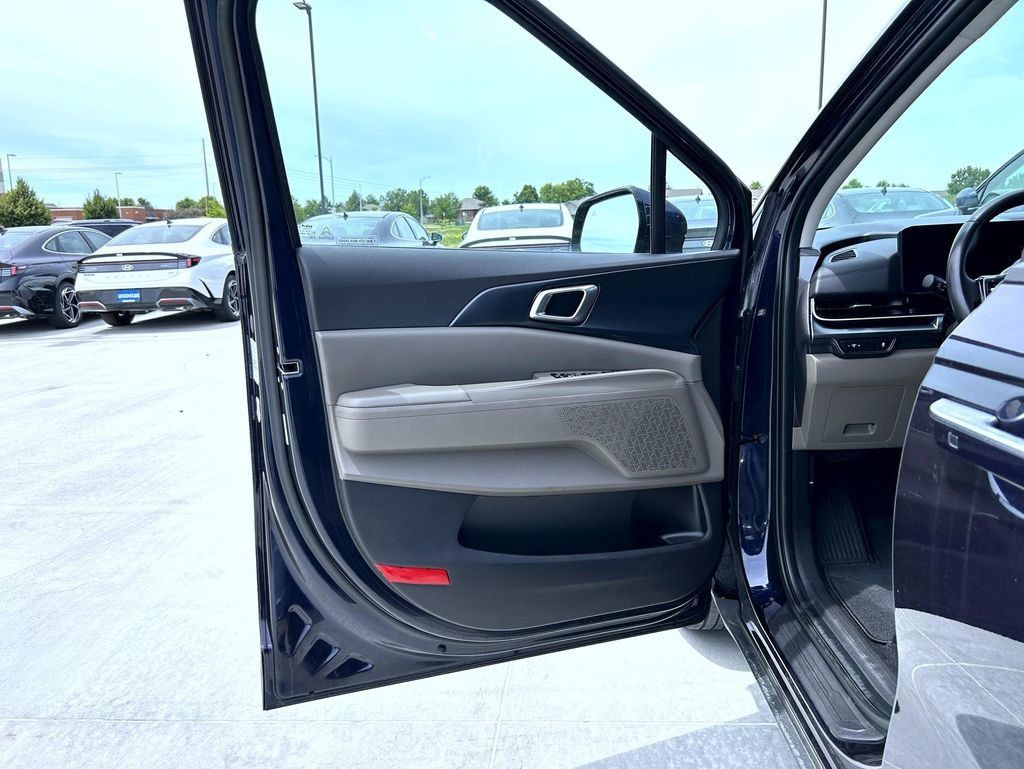 Used 2025 Kia Carnival FWD image 10