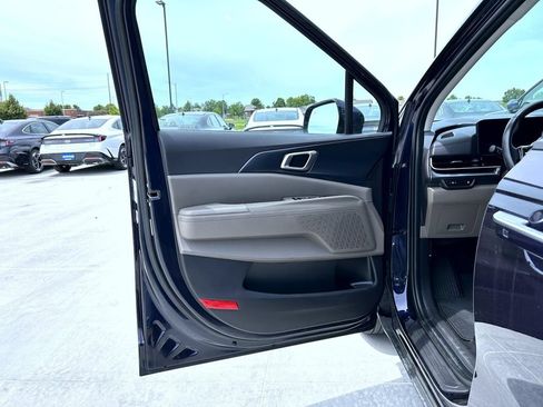 Used 2025 Kia Carnival FWD image 10