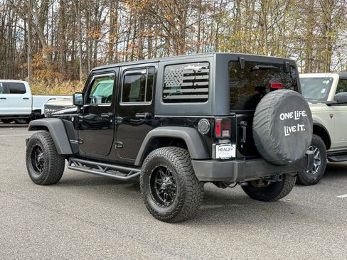 Used 2018 Jeep Wrangler Unlimited Rubicon w/ Connectivity Group image 4