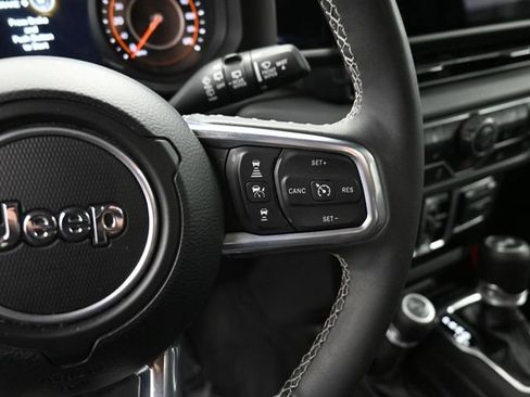 Used 2025 Jeep Wrangler Sahara image 16