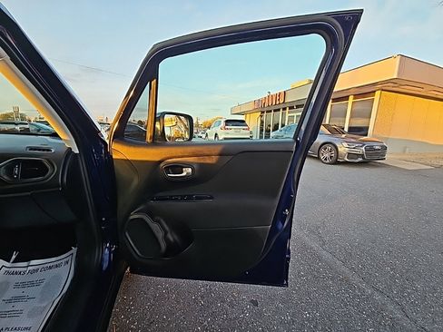 Used 2017 Jeep Renegade Latitude image 46