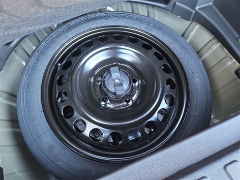 Used 2024 GMC Terrain SLE image 32