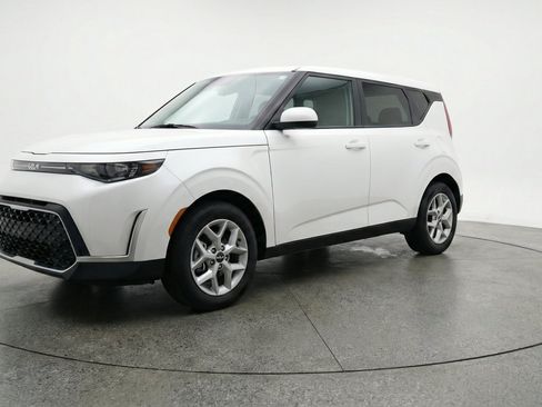 Used 2025 Kia Soul LX w/ LX Technology Package FWD image 3